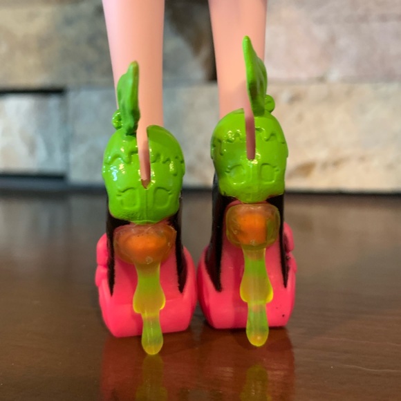 Monster High Draculaura Snow Bite Doll - Target Exclusive 2012 - Picture 10 of 14